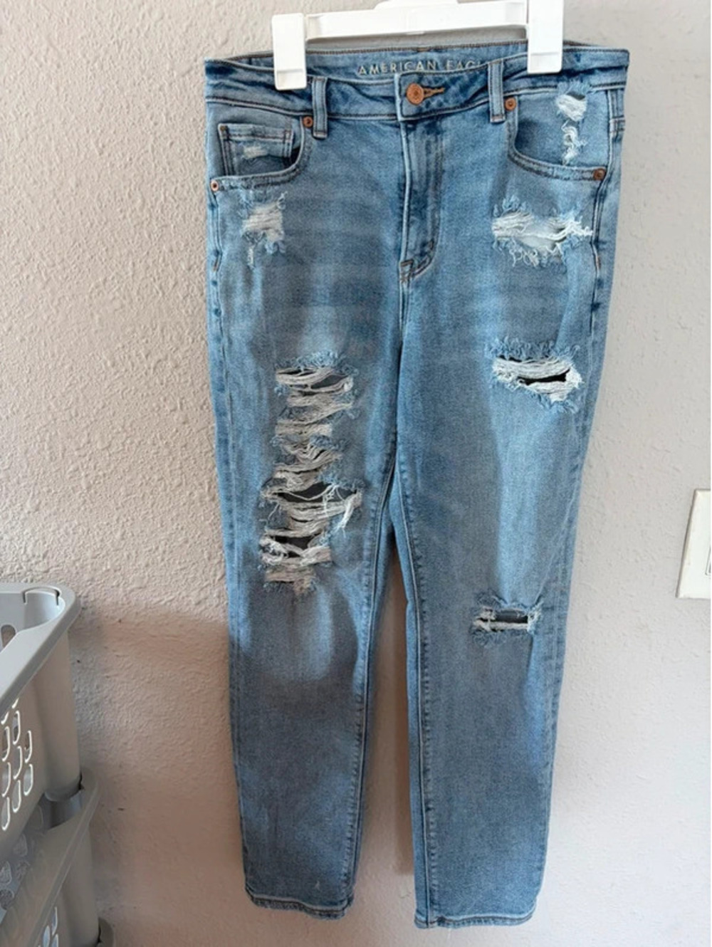 American Eagle Mom Jean Light Wash Distressed size 4 regular